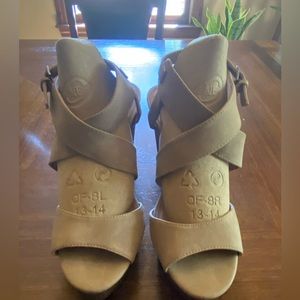 Indigo Rd. Size 11M tan wedge sandal like new